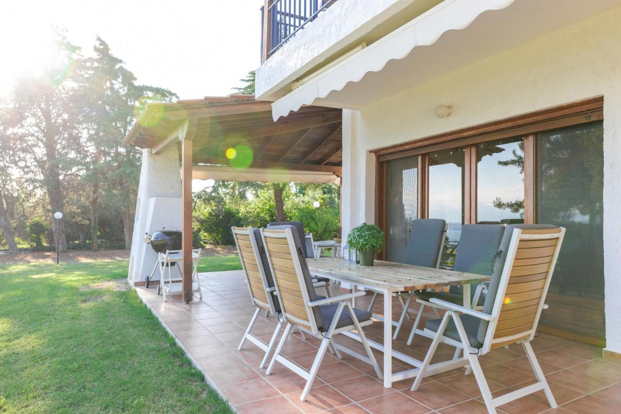 Luna Villa Private Beach Неа-Ираклия Экстерьер фото